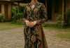 12 Inspirasi Model Batik Modern  untuk Kondangan di Kampung