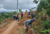 Warga Pampangan  Perbaiki Jalan Usaha Tani