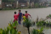 Banjir Langganan Jalan Nasional Di Pajar Bulan Dijadikan Anak-Anak Seperti Tempat Wisata