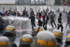 Demo Depan DPR Ricuh, Polisi Semprot Water Cannon dan Gas Air Mata