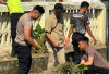 Polres Pesisir Barat Aksi Bersih-Bersih di Hari Bersih Sedunia