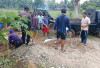 Warga Bumi Ratu Cor Jalan Rusak Secara Swadaya