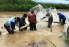 Rusak Akibat Banjir, Aparatur dan Warga Gunungratu Royongan  Perbaiki Pipa Air Bersih