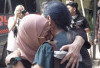 Ibunda Delpedro Marhaen Tegaskan Anaknya Bukan Penjahat, Aktivis Ramai Menjenguk di Polda Metro Jaya
