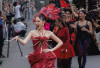Patricia Gouw Tampil Elegan Serba Merah di Jember Fashion Carnaval 2025
