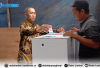 Ditemani Istri, Lingga Kusuma Salurkan Hak Suaranya di TPS 04 Pekon Seray