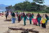 Bersih-Bersih Pantai Labuhan Jukung,  Wujudkan Wisata Bersih di Pesisir Barat