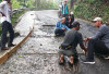 Jalan Rusak Penataran-Sukarame Mulai Dicor Warga 